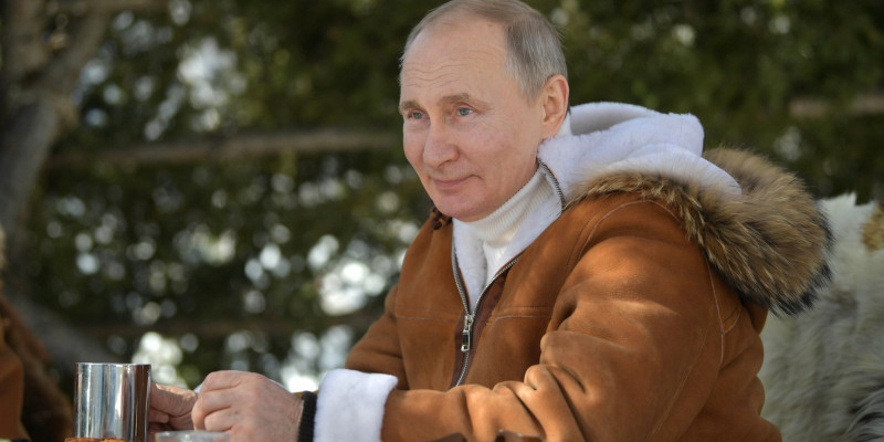 «Көлеңкесінен қорыққан» Путин аспаздарына дейін жұмыстан шығарған