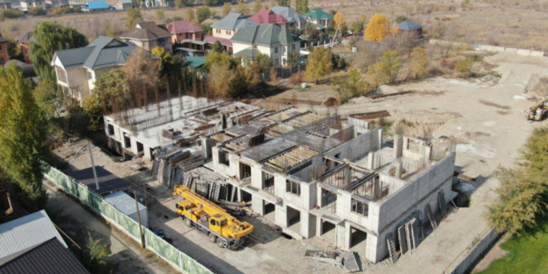 Заңсыз салынып жатқан 12 қабатты тұрғын үй сүрілетін болды