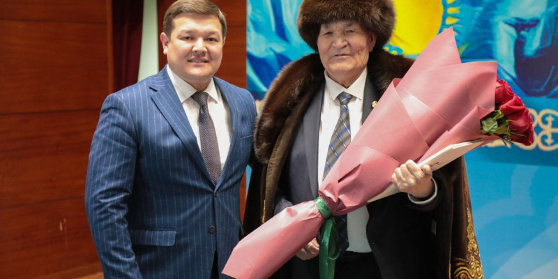 Асхат Оралов сәулетші Жандарбек Мәлібекұлын 80 жас мерейтойымен құттықтады