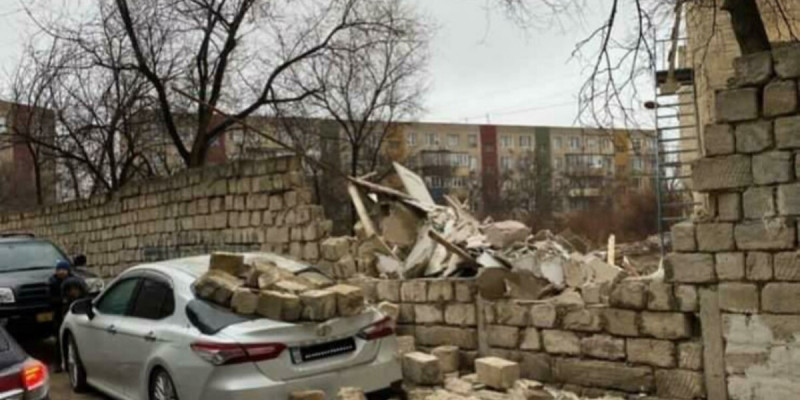 Ақтауда қатты желден көпқабатты үйдің қасбеті құлап, көліктер қирады