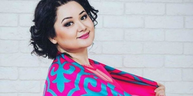 «Сізді анам жақсы көреді»: алматылық жанкүйер Роза Әлқожаға пәтер сыйлады