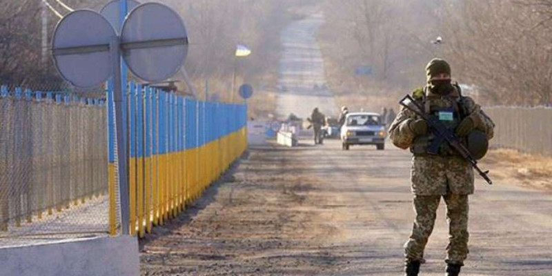 Украинада шекарашылар елден қашқан ер адамдарға гүл шоқтарын сыйлады (ВИДЕО)