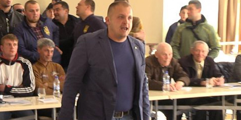 Украинада қала мэрінің бір өзі қаруланған сепаратистерді жиналыстан қуып шықты (ВИДЕО)