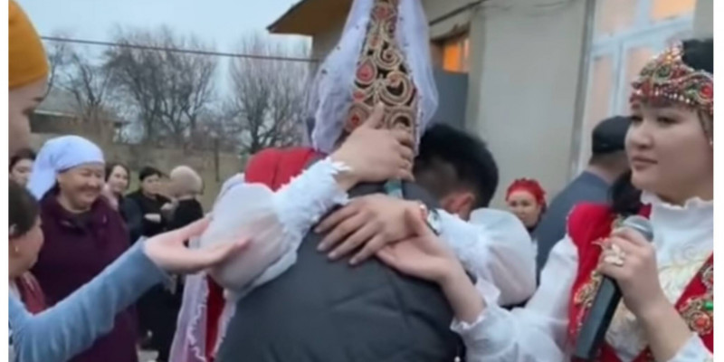 «Соғысқа кеткендей»: ұзатылып бара жатқан қыз өкіріп жылады (ВИДЕО)
