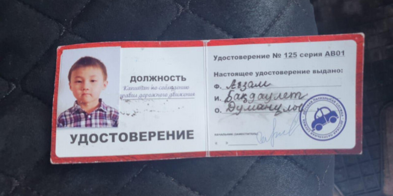 Тасжолдың жабылатынын ескерткен бала полицей Қазнетті тәнті етті (ВИДЕО)