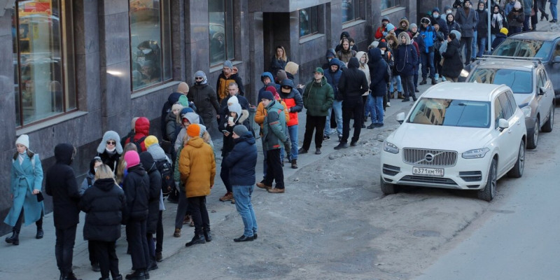 «1 доллар 1000 рубльге барады»: Ресейдегі банкоматтарда ақша азайып жатыр (ВИДЕО)