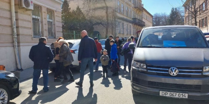 Қазақстан елшілігі Украинадан 7 адам, 2 мысық және 1 итті эвакуациялады