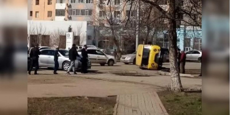 Ақтөбеде жедел жәрдем көлігі аударылып қалды