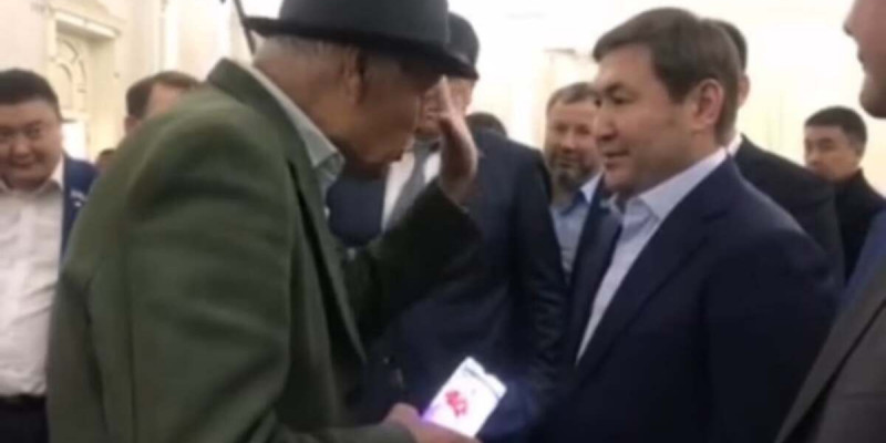 Ақсақал әкімді «жекпе-жекке» шақырды (ВИДЕО)