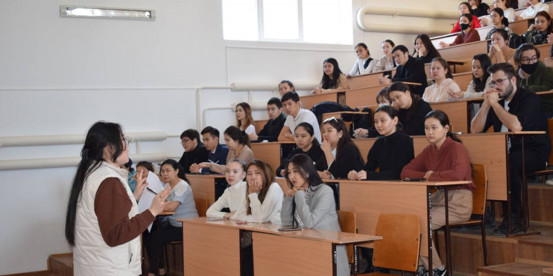 AMANAT партиясының жастар қанаты студенттер арасында сауалнама жүргізді