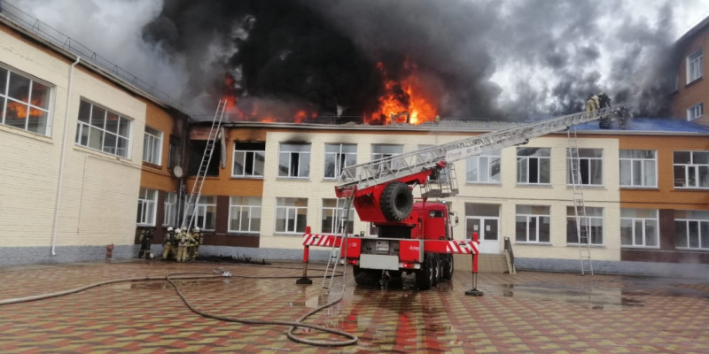 Павлодарда мектептен өрт шықты: 551 бала эвакуацияланды (ВИДЕО)