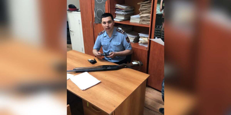 Қаруланған азаматтар қару-жарақтарын тапсырып жатыр