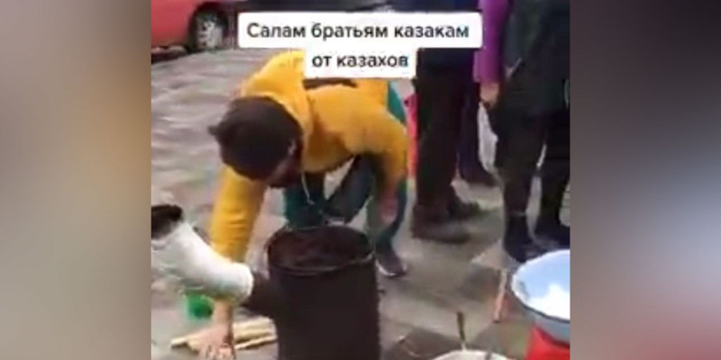 «Казактарға қазақтардан сәлем!»: отандастармыз украиндарға тамақ пісіріп жүр (ВИДЕО)