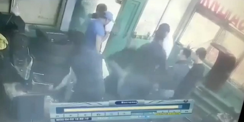 Алматыда бір топ адам екі жігітті аяусыз соққыға жықты (ВИДЕО)
