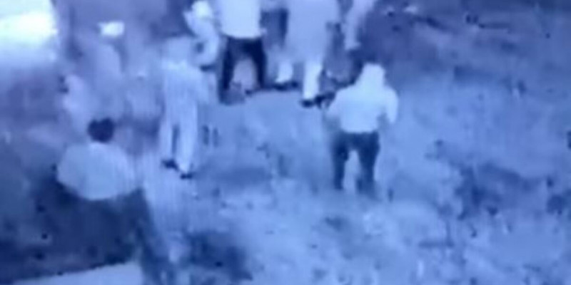«Басына секірді»: ағайынды үш жігіттің анасы жанайқайын жеткізді (ВИДЕО)