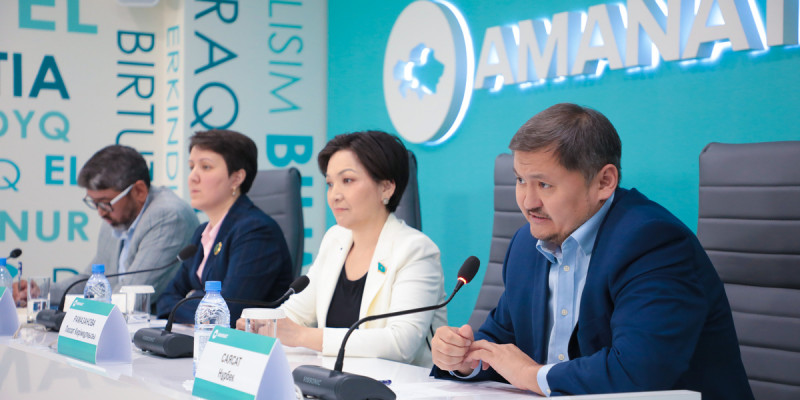 «AMANAT» партиясының мүшелері: Референдум – жаңа қоғамдық келісім
