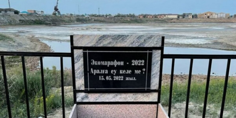 Арал теңізін қайта суға толтыру үшін 500 адам тасаттық намазын оқыды (ВИДЕО)