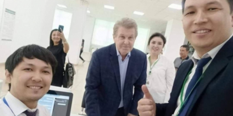 Ресейлік танымал әнші Алматы ХҚКО-да ЖСН нөмірін алды