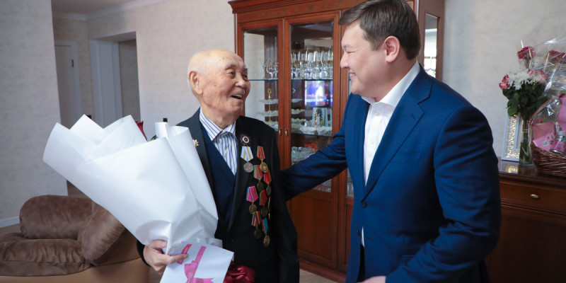 Аманаттықтар Ұлы Отан соғысы ардагерлерін Жеңіс күнімен құттықтады