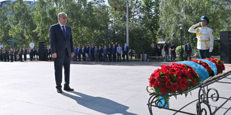 Президент Саяси қуғын-сүргін және ашаршылық құрбандарының рухына тағзым етті