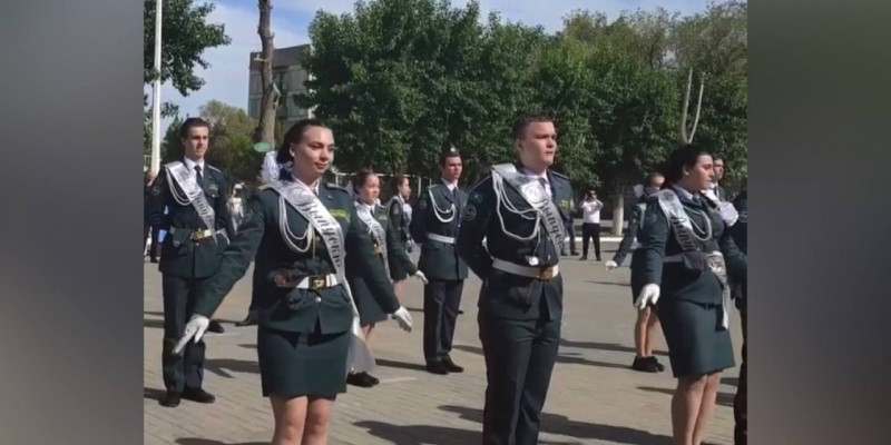 Қостанайда түлектер «Наши Российские герои» әніне билеген (ВИДЕО)