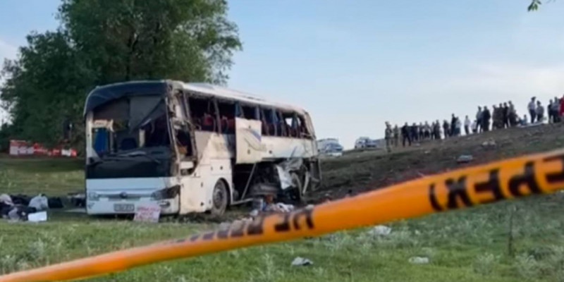 Жамбыл облысында шетелдіктер мінген автобус апатқа ұшырады (ВИДЕО)
