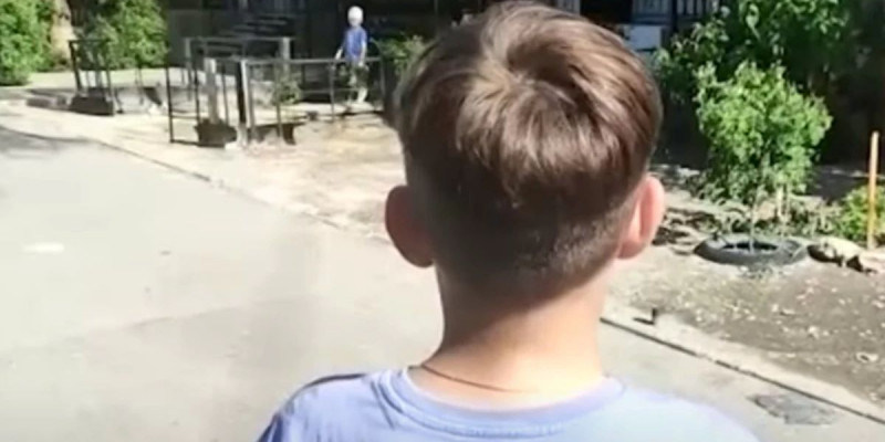 Ақтаулық жалаңаш ер адам пәтеріне 3 баланы күштеп кіргізіп, балтамен қорқытқан (ВИДЕО)