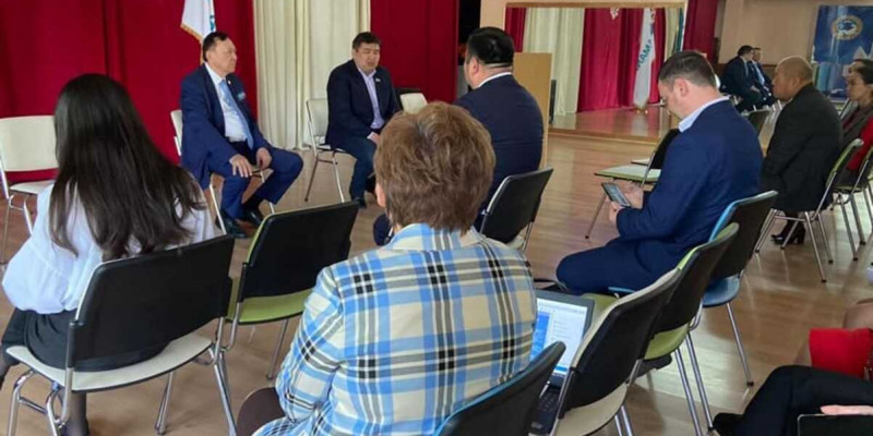 Депутат Елнұр Бейсенбаев Алматы қаласының ұстаздары және оқушыларымен кездесті