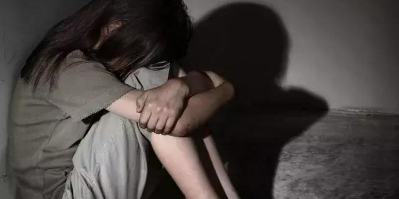 Полицей өзінен көмек сұраған 13 жастағы қызды зорлаған