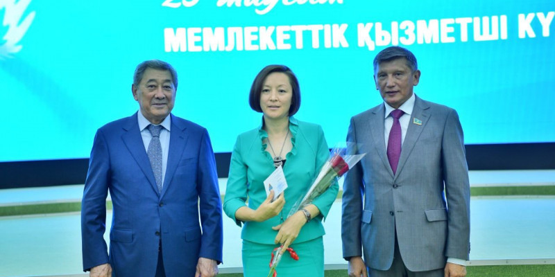 Үздік мемлекеттік қызметшілер марапатталды