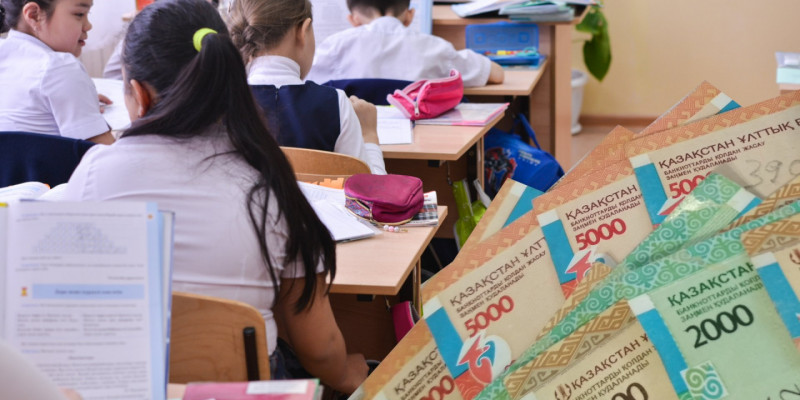 Ағылшын пәні мұғалімдерінен ақша жинаған қызметкерлер жазаланды (ВИДЕО)