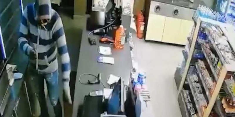 «Кальмар ойыны»: Өскеменде маска киген адам жанармай бекетін тонап кетті