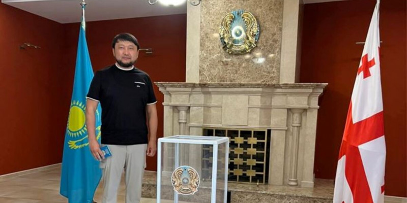 «Азанмен әтірленіп, кофелендім»: Мұхамеджан Тазабек референдумға жыр арнады