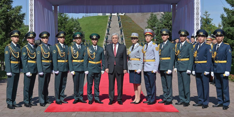 Тоқаев жоғары әскери оқу орнының түлектеріне офицер погонын табыстады