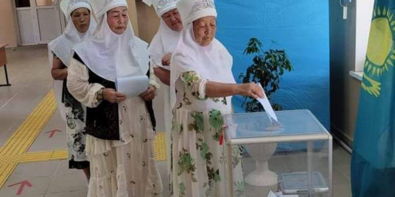 Мақтааралда әжелер референдумға ұлттық киіммен келіп, шашу шашты