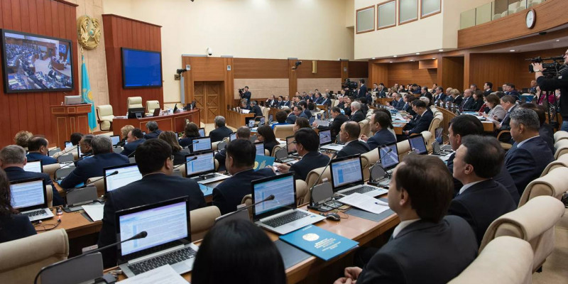 Сенат және Мәжіліс депутаттары каникулға кетті