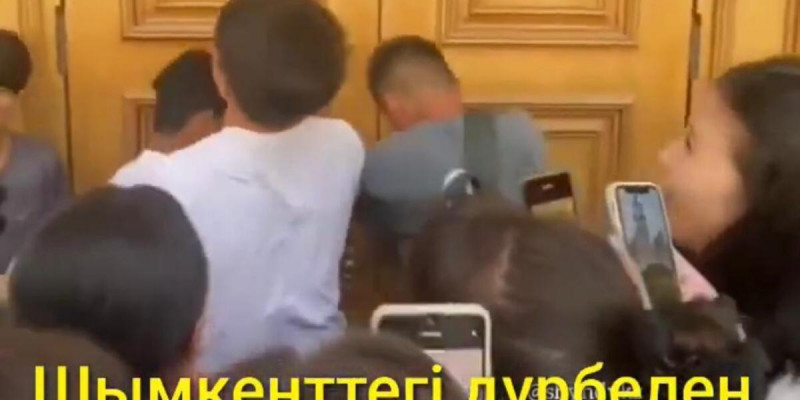 Шымкенттіктер тегін концерт көру үшін есікті бұзып кірді (ВИДЕО)