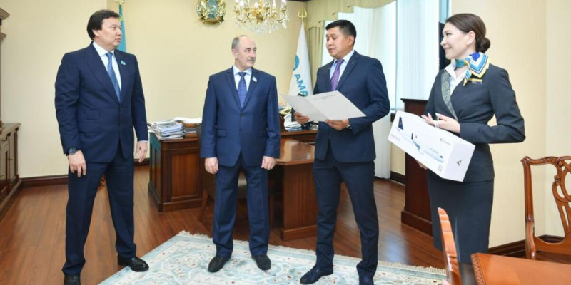 «Air Astana» ұшақта адам өмірін сақтап қалғаны үшін депутатқа алғыс білдірді