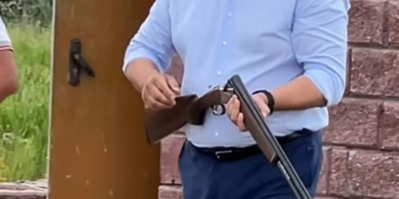 Желіде Талдықорған қаласы әкімінің қару ұстаған видеосы тарады (ВИДЕО)