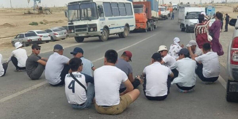 Маңғыстау облысында ауыл тұрғындары жолды жауып тастады