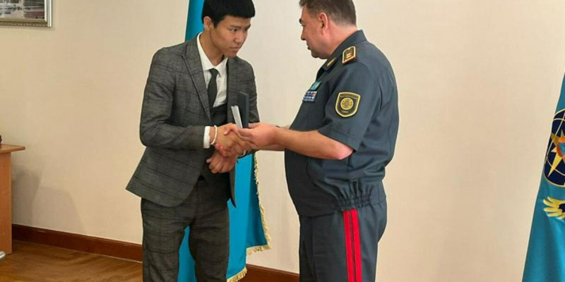Министр терезеден құлай жаздаған сәбиді құтқарған Есдәулет Дәуітбековті марапаттады
