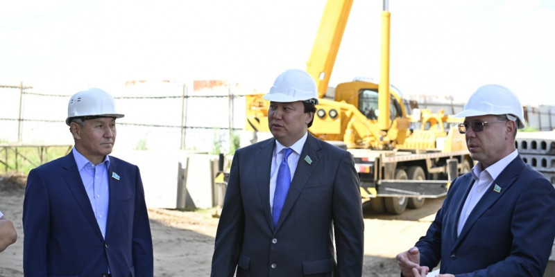 Мәжіліс депутаттары Ақтөбедегі көпқабатты үйлердің құрылысымен танысты
