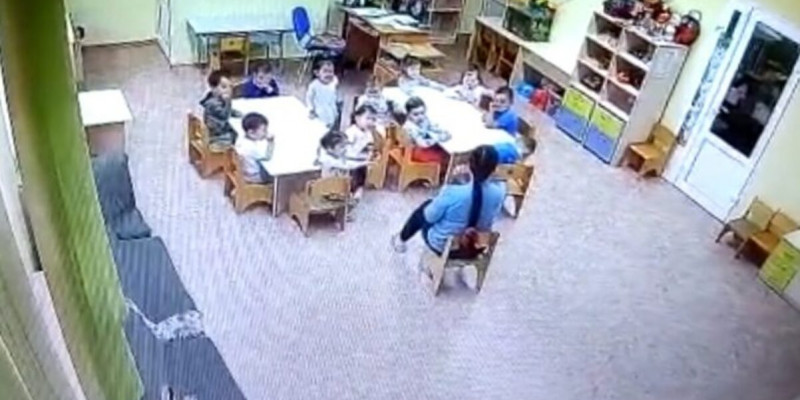 Қостанайда балабақша тәрбиешісі баланы жазым етті  (ВИДЕО)