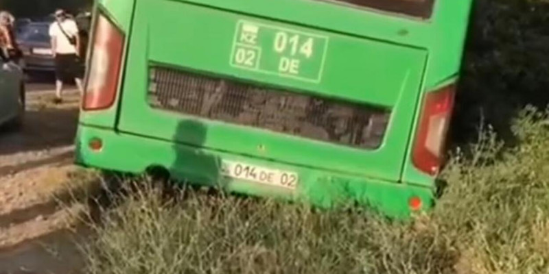 Алматы облысында автобус жол жиегіне шығып кетті (ВИДЕО)