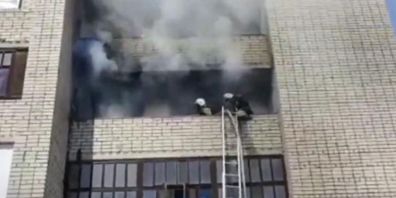 Семейде тұрғын үй өртеніп, 15 адам құтқарылды