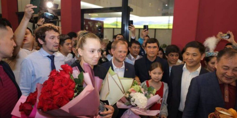 Елена Рыбакинаны жанкүйерлері елорда әуежайынан күтіп алды (ВИДЕО)