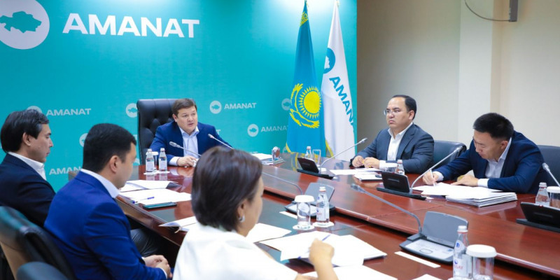 Асхат Оралов «АМANAT» партиясының өңірлердегі филиалдарымен жиын өткізді