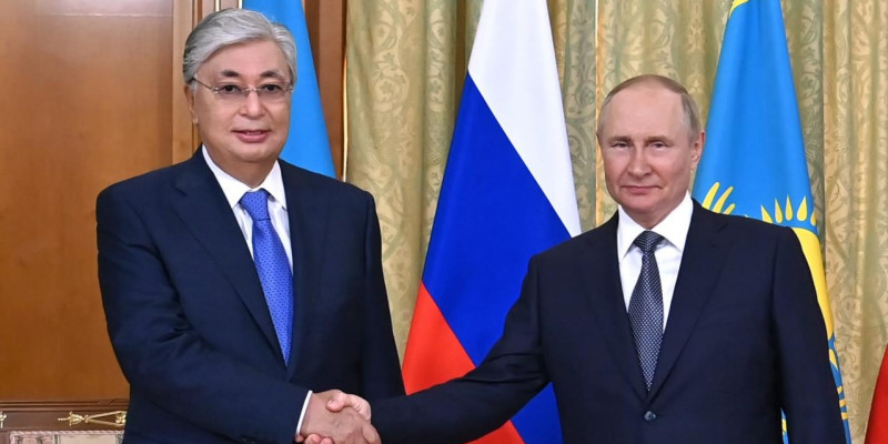 Владимир Путин Қасым-Жомарт Тоқаевты қошеметпен күтіп алды