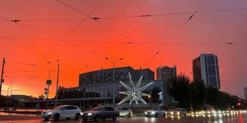 Екатеринбургте жаңбырдан кейін аспан ерекше түске боялды