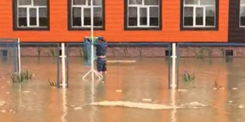 Мемлекеттік туды тасқын судан алып шыққан полицейдің лауазымы өсті (ВИДЕО)